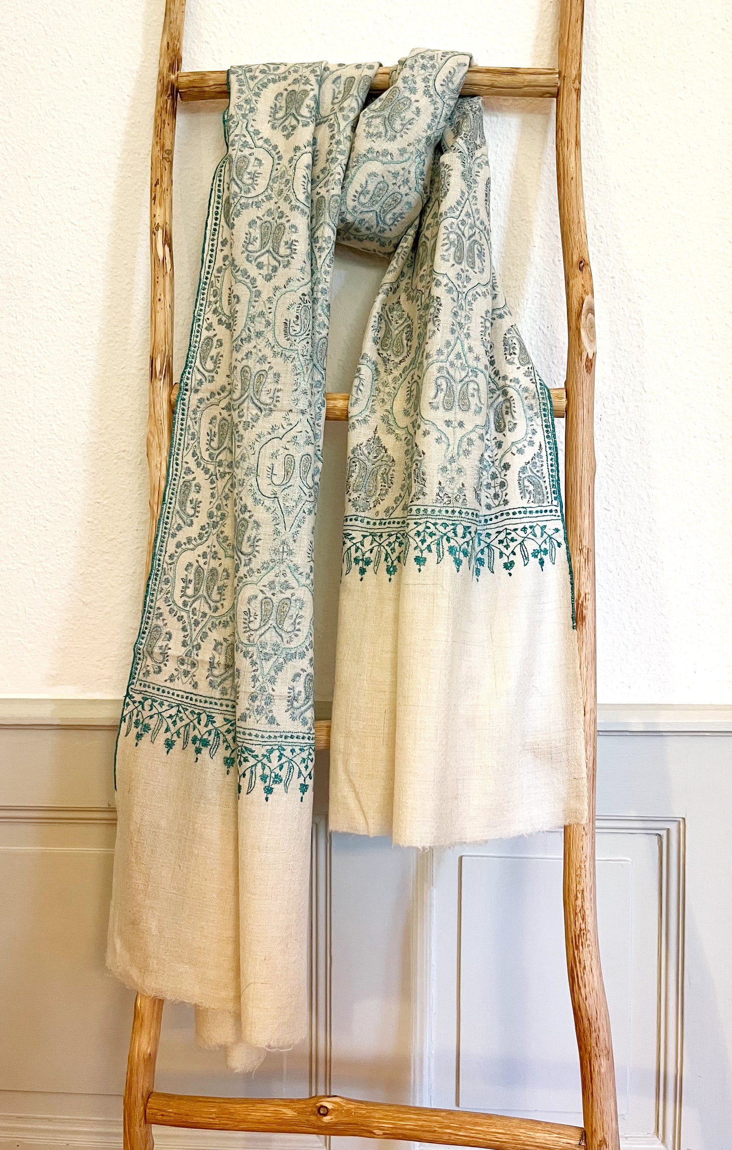 Laal's Jamawar Pashmina Stole, a reflection of intricate artistry that encapsulates centuries of Kashmiri heritage. Made from 100% pure Yangir wool, in its pristine white hue and with a stole size spanning a generous 70x200 cm, its mere weight of 150g. 