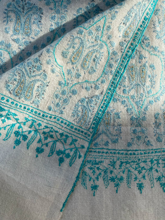 Laal's Jamawar Pashmina Stole, a reflection of intricate artistry that encapsulates centuries of Kashmiri heritage. Made from 100% pure Yangir wool, in its pristine white hue and with a stole size spanning a generous 70x200 cm, its mere weight of 150g.