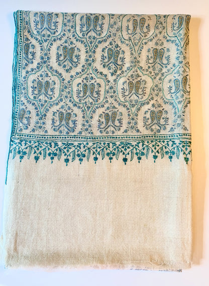 Laal's Jamawar Pashmina Stole, a reflection of intricate artistry that encapsulates centuries of Kashmiri heritage. Made from 100% pure Yangir wool, in its pristine white hue and with a stole size spanning a generous 70x200 cm, its mere weight of 150g. 