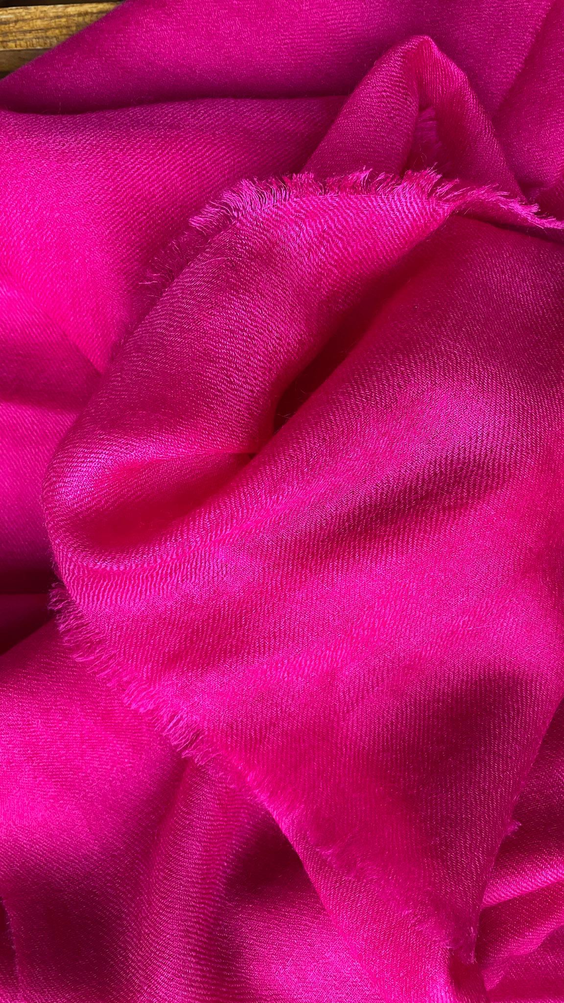 "Ring Pashmina"- Crafted from 100% baby cashmere, handwoven in Kathmandu. Weighing a mere 50 grams, this feather-light accessory is delicately crafted with a special weave for an elegant and smooth structure.