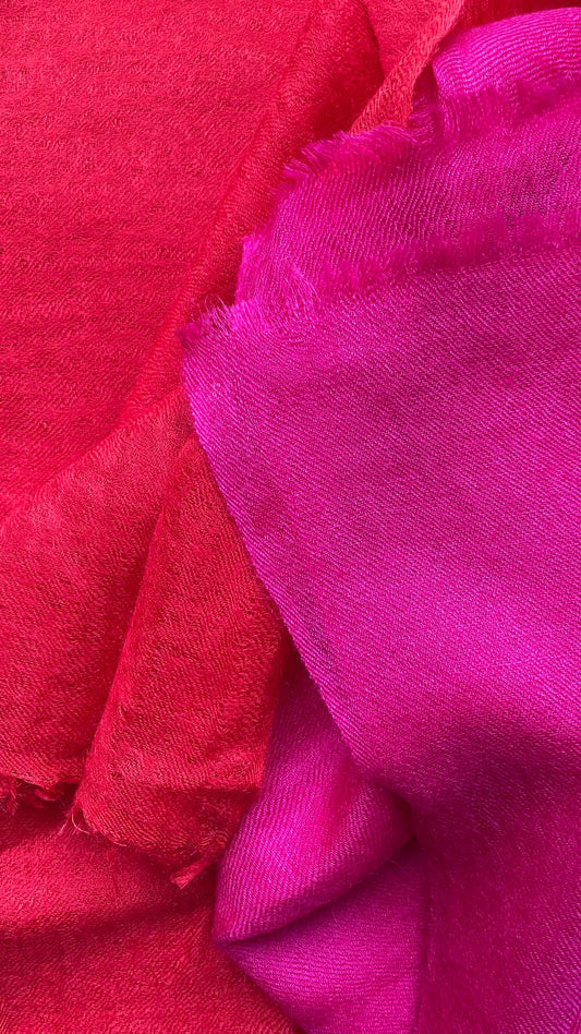 "Ring Pashmina"- Crafted from 100% baby cashmere, handwoven in Kathmandu. Weighing a mere 50 grams, this feather-light accessory is delicately crafted with a special weave for an elegant and smooth structure.