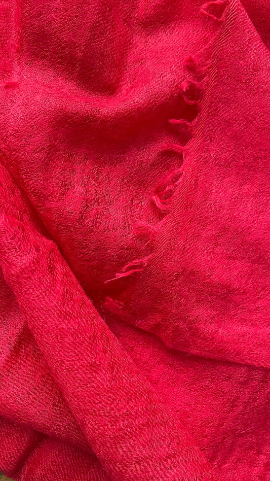 "Ring Pashmina"- Crafted from 100% baby cashmere, handwoven in Kathmandu. Weighing a mere 50 grams, this feather-light accessory is delicately crafted with a special weave for an elegant and smooth structure.